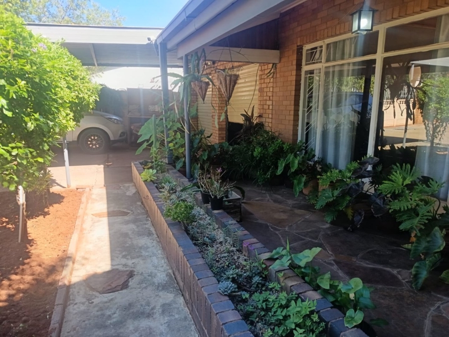 4 Bedroom Property for Sale in Heuwelsig Northern Cape